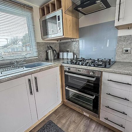 Beautiful Caravan For Hire With A Partial Sea View In Suffolk Ref 32042Az Lowestoft Luaran gambar