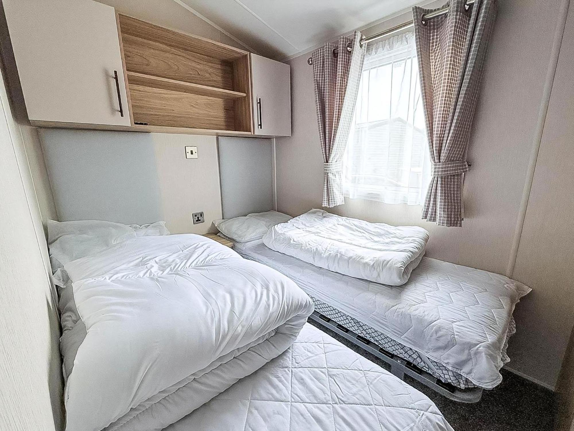 Beautiful Caravan For Hire With A Partial Sea View In Suffolk Ref 32042Az Lowestoft Luaran gambar