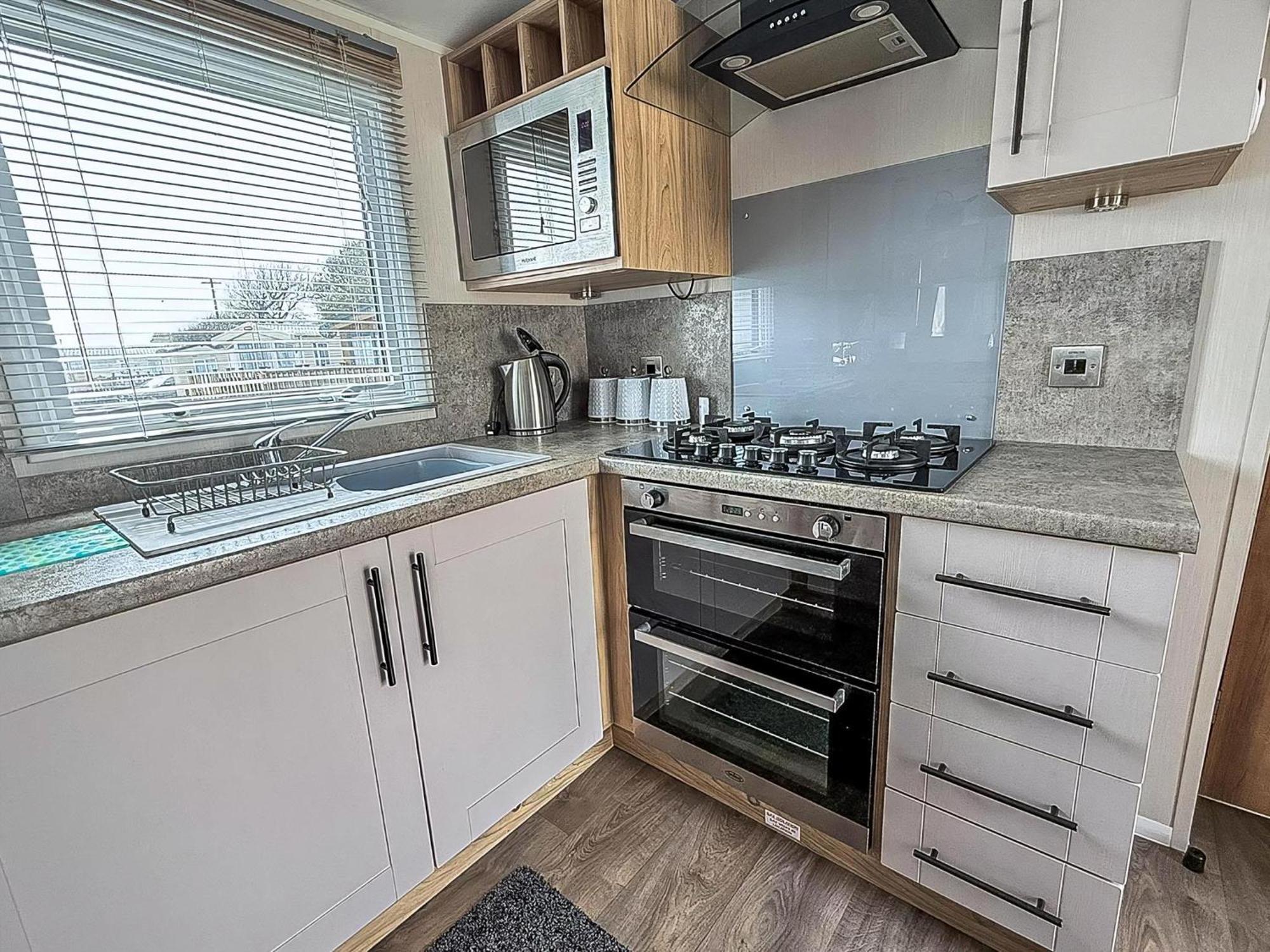 Beautiful Caravan For Hire With A Partial Sea View In Suffolk Ref 32042Az Lowestoft Luaran gambar