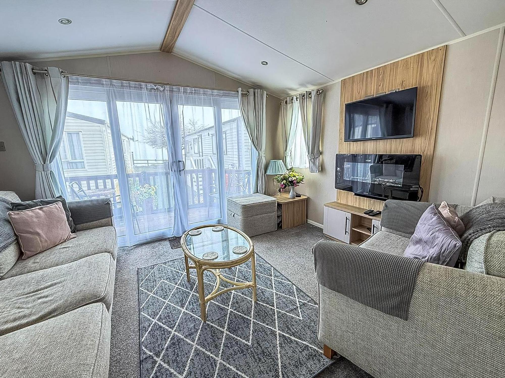 Beautiful Caravan For Hire With A Partial Sea View In Suffolk Ref 32042Az Lowestoft Luaran gambar