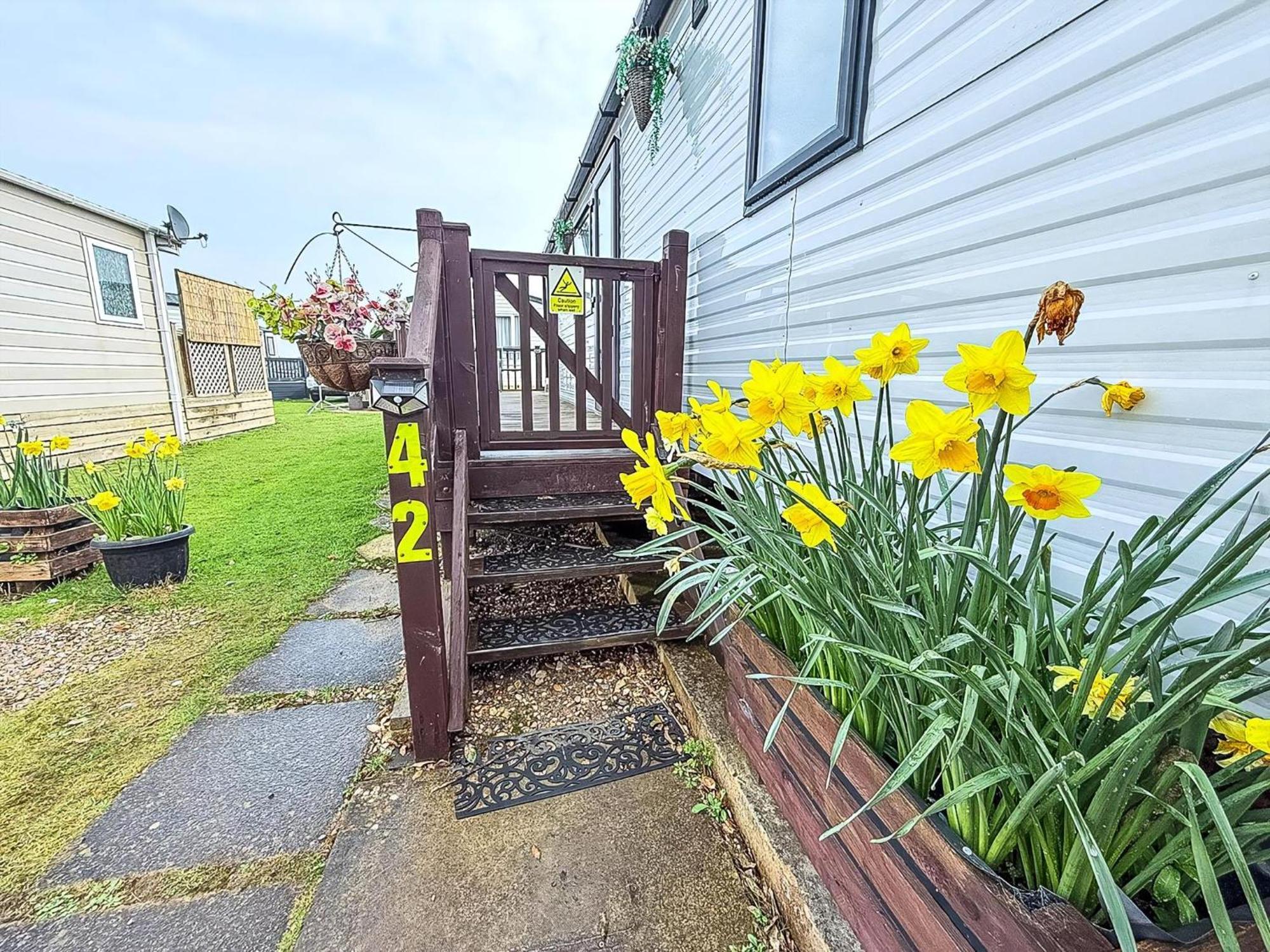 Beautiful Caravan For Hire With A Partial Sea View In Suffolk Ref 32042Az Lowestoft Luaran gambar